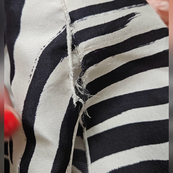 LAFAYETTE 148 Newyork 100% silk Shari ShortSleeve Zebra-Print Top Black/White. M - Picture 10 of 16